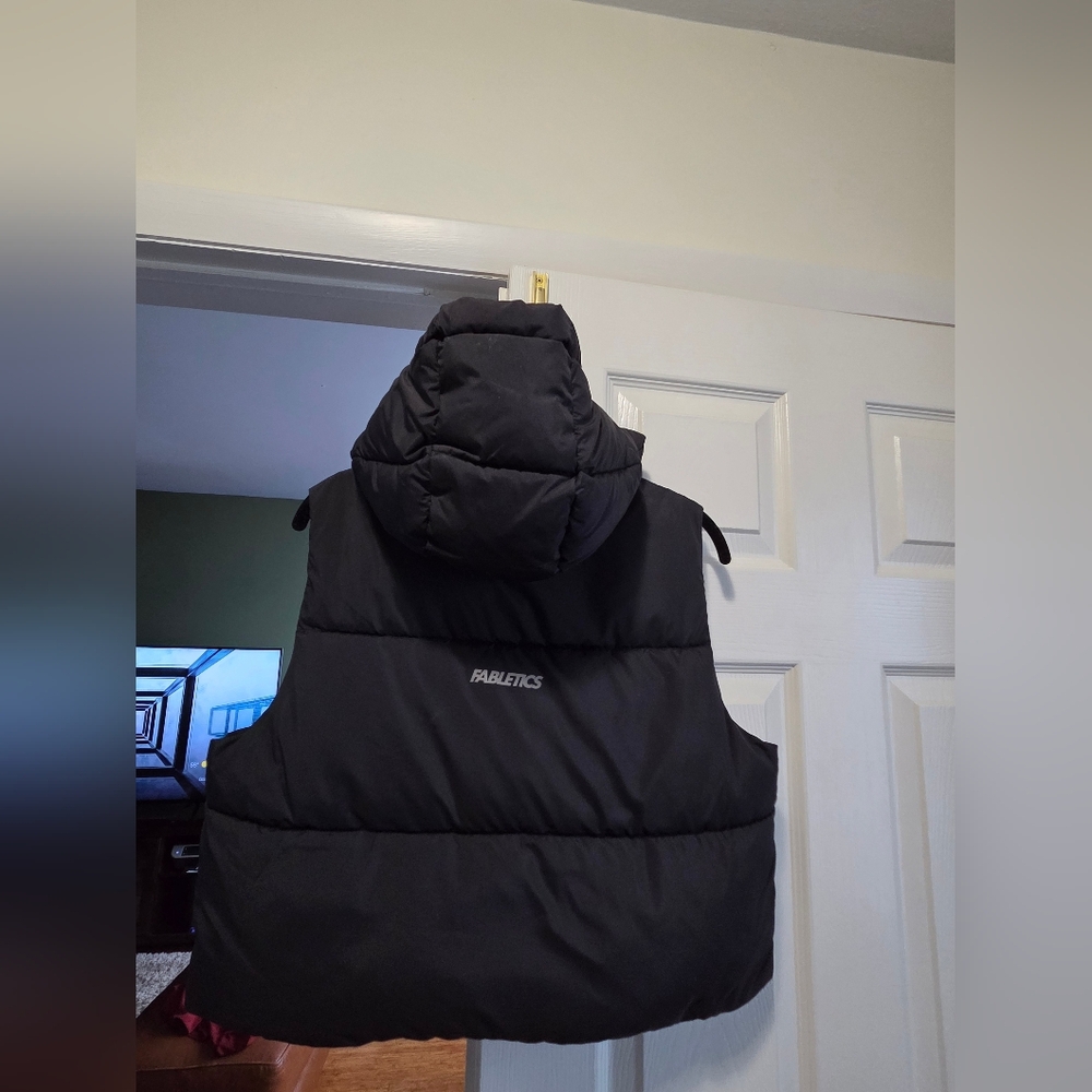 Fabletics Essential Cropped Hooded Puffer Vest XS NWT - Picture 2 of 3